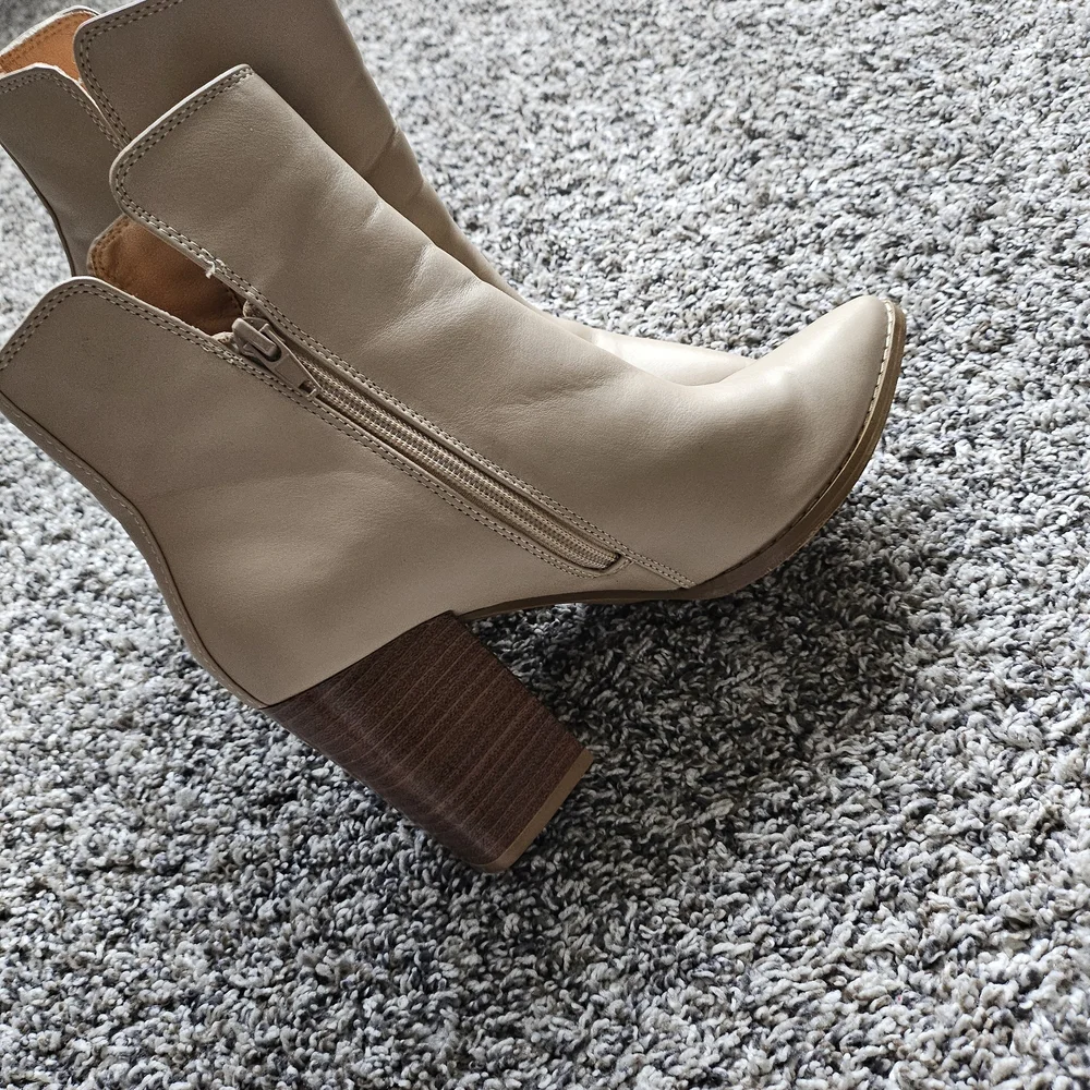 Elegant Tan Ankle Boots - Picture 2 of 4